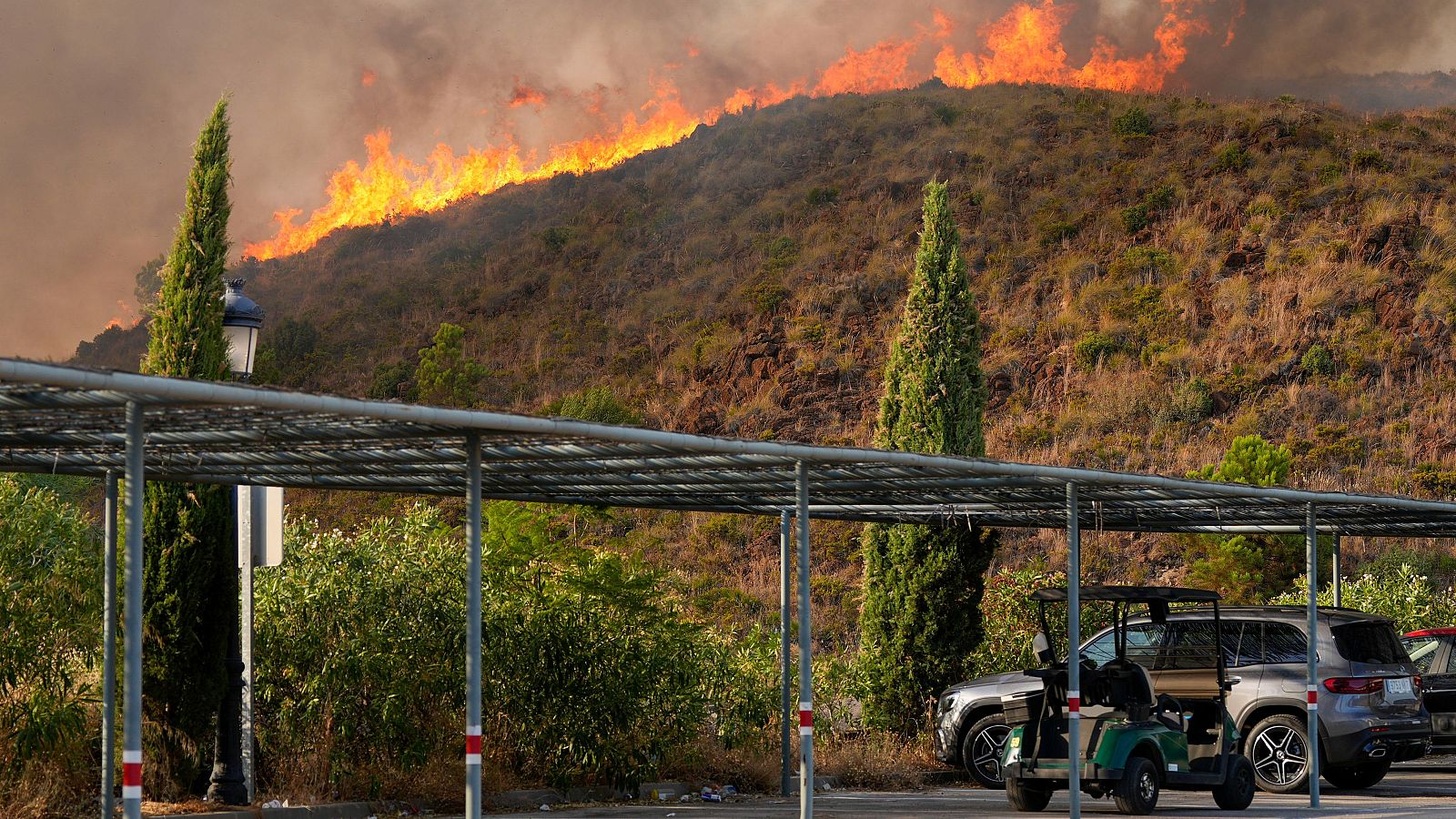 Ante situaciones como la del incendio de Almería, que ya cuenta con 12 víctimas mortales, los expertos piden seguir en todo momento las instrucciones de las autoridades. Y en el caso de que haya que evucuar, hacerlo solo por donde nos indiquen.