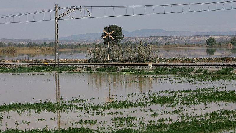 La crecida del Ebro anega miles de hectáreas en Aragón pero los diques evitan daños en los pueblos