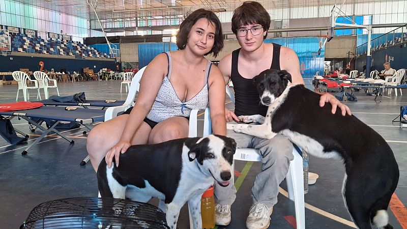 Uriel y Mariana junto a sus perras, Bimba y Lola, en el pabell�n de Larrucha, tras ser desalojados por el incendio de Almer�a