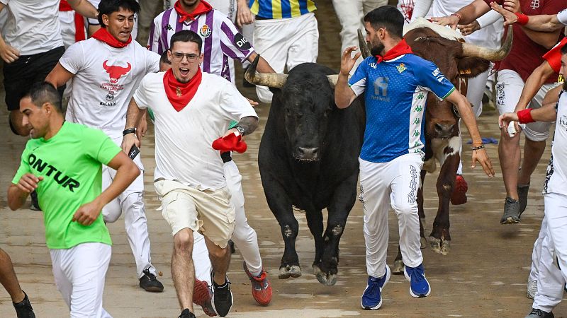 El sexto encierro de San Fermín 2026 al detalle: lucimiento, nobleza y embestidas con los toros de La Palmosilla