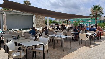 Vista del bar y la terraza del camping Los Gallardos, en Almer�a