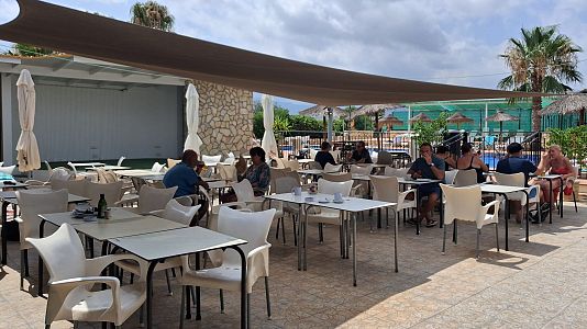 Vista del bar y la terraza del camping Los Gallardos, en Almer�a