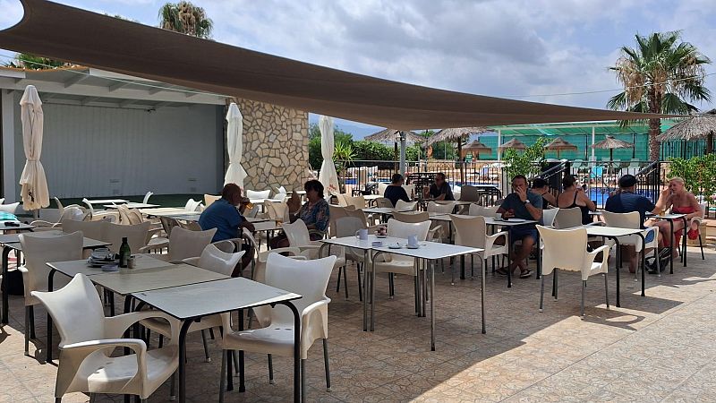 Vista del bar y la terraza del camping Los Gallardos, en Almer�a