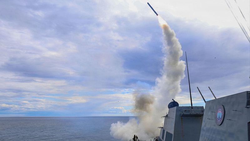 Estados Unidos e Irán prosiguen en su escalada bélica y los ayatolás anuncian el cierre del estrecho de Ormuz