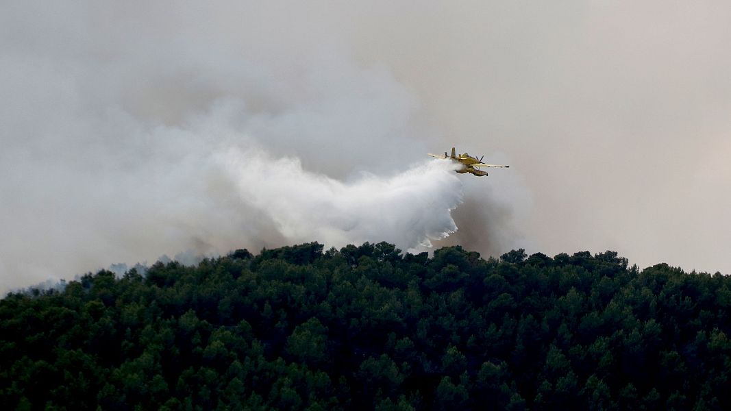 Un hidroavi� a l'incendi d'Aiguam�rcia