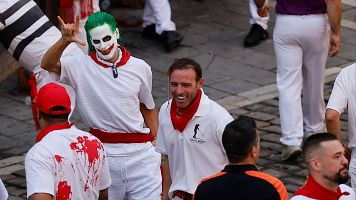 El estadounidense Lacey Mrzena, disfrazado de Joker durante el primer encierro de San Ferm�n 2026