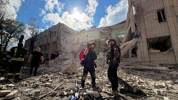 Equipos de rescate trabajan en el lugar de un ataque ruso a la ciudad ucraniana de Zaporizhzhia