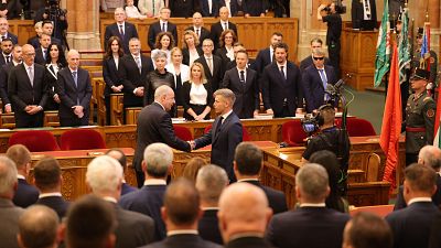 El presidente h�ngaro, Tam�s Sulyok, saluda al nuevo primer ministro entrante, P�ter Magyar