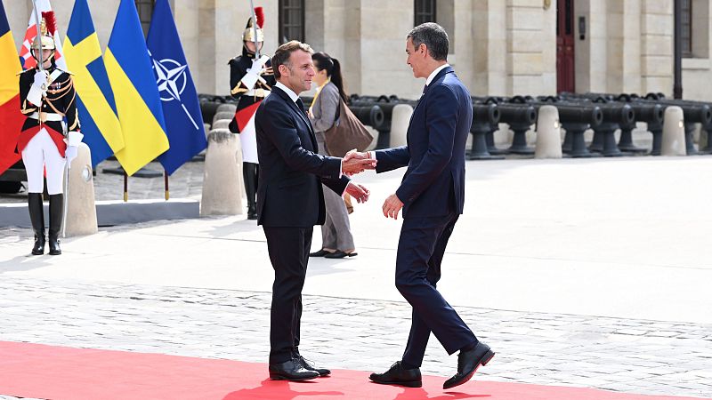 Pedro Sánchez participa junto a Macron en el desfile militar en París por la fiesta nacional francesa
