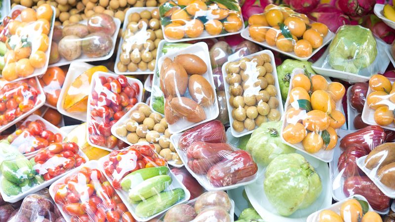 Greenpeace pide a los supermercados que "desnuden" la fruta y la verdura de plásticos