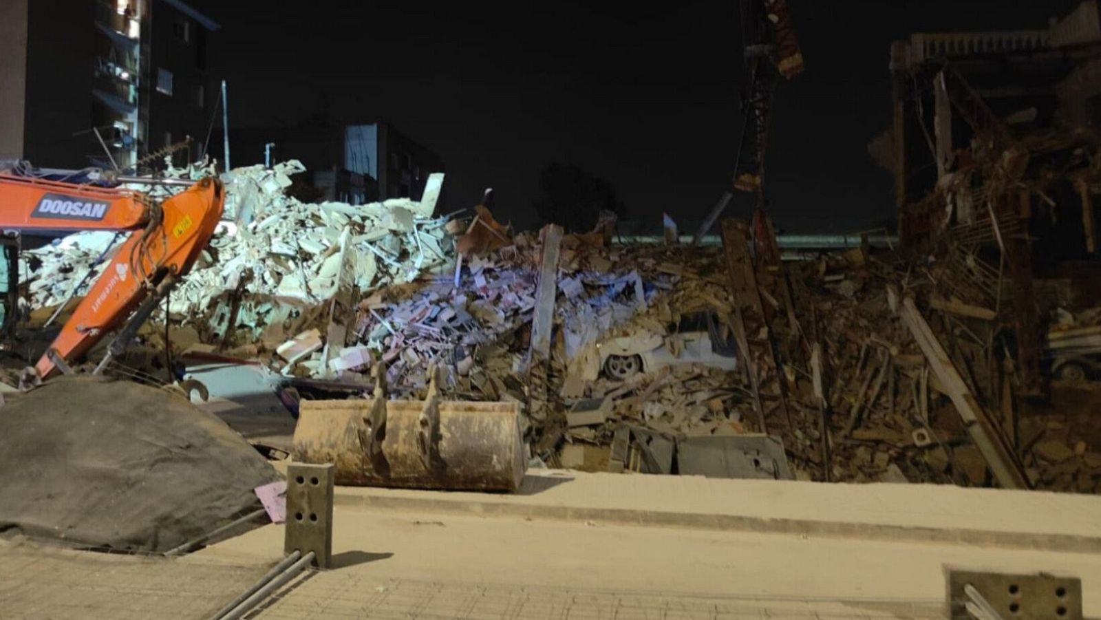 Un edificio de tres plantas se derrumba en Benetússer - Informativo 24h | Ver