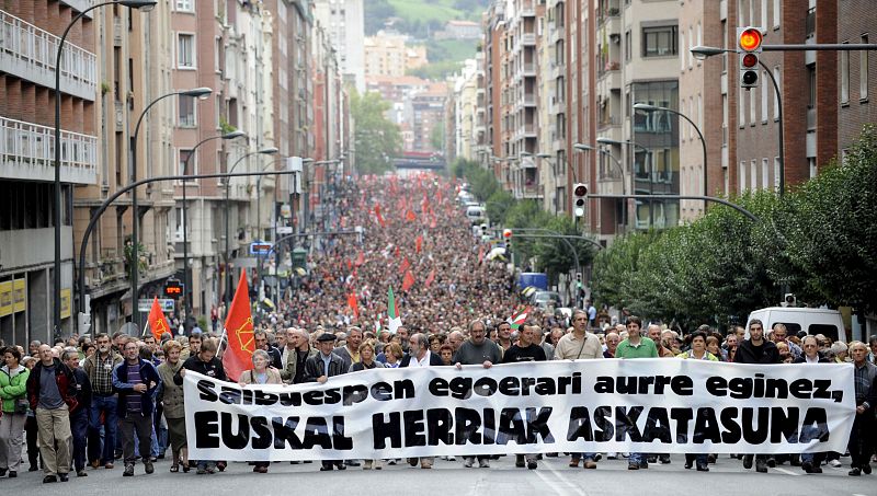 Miles de personas se manifiestan en Bilbao contra la ilegalización de ANV y EHAK