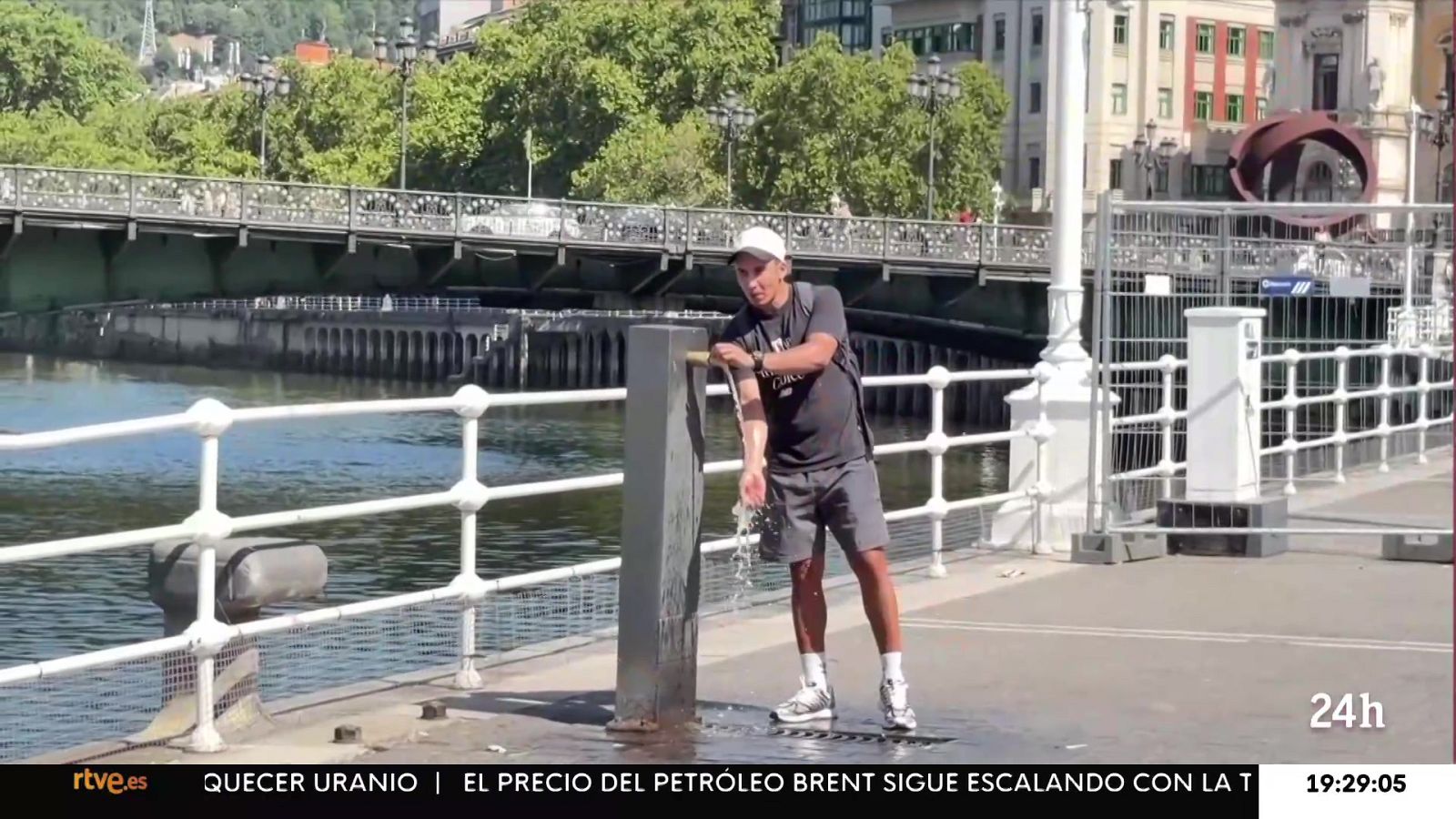 Unas estatuas de hielo que representan a un granjero y un albañil se derriten frente al Coliseo (Roma) para denunciar los peligros del calor extremo.
