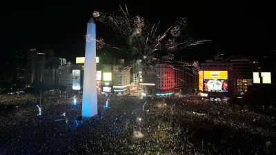 La marea albiceleste inunda Buenos Aires y los jugadores se acuerdan de las Malvinas: "Ser�n siempre argentinas"