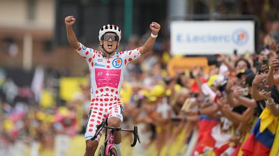 Richard Carapaz se impone en la nueva vertiente de Alpe d?Huez mientras Pogacar asegura el podio para Del Toro