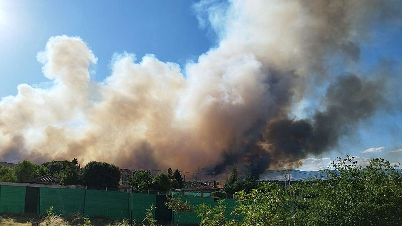 Un incendio forestal en Lozoyuela, Madrid, obliga a desalojar viviendas y una urbanización y a movilizar a la UME