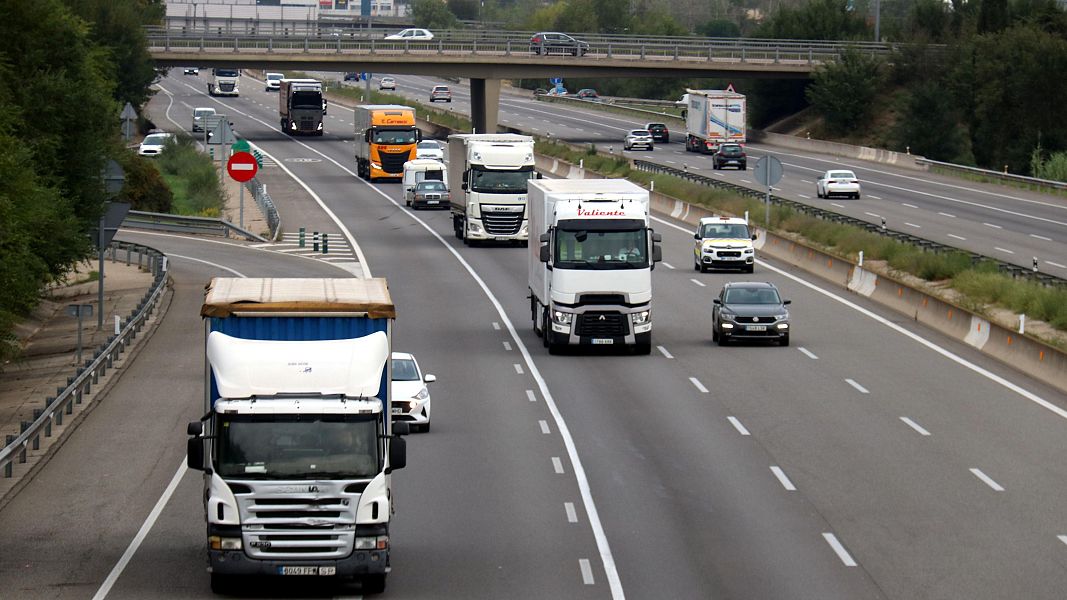 Camions i cotxes circulant per l'autopista AP-7 a l'altura de la sortida de Girona Sud