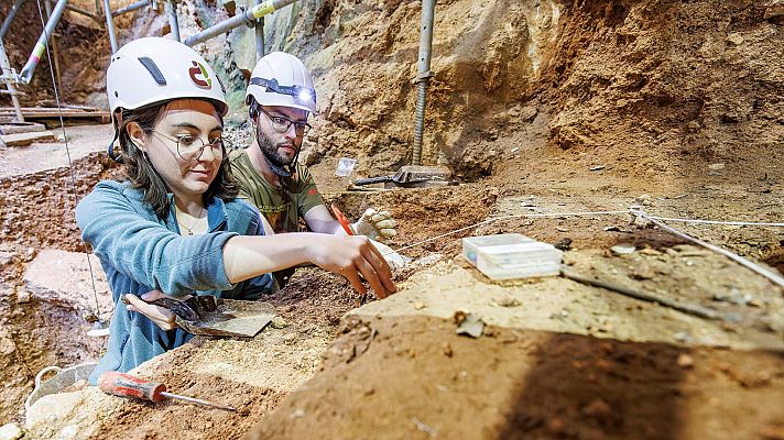 Dos j�venes arquol�gos trabajando en un yacimiento