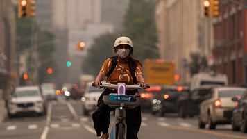 Una persona se desplaza en una bicicleta este jueves, en Nueva York (EE.UU.). Una densa capa de humo procedente de los incendios forestales en Canad� ha provocado una ca�da dr�stica en la calidad del aire en gran parte de Estados Unidos, desde los Grandes Lagos hasta la ciudad de Nueva York.