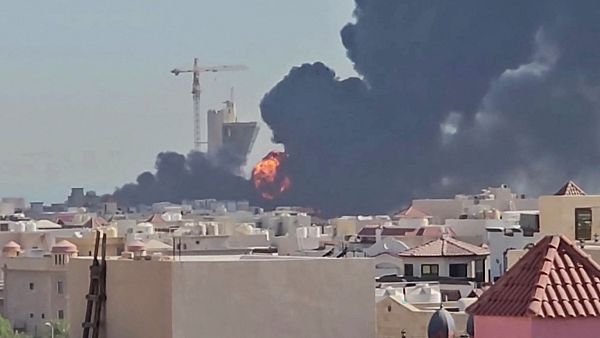 Una columna de humo negro y llamas elev�ndose sobre la localidad de Mangaf, al sur de la ciudad de Kuwait. Captura de pantalla de un v�deo de contenido generado por usuarios, publicado en redes sociales.