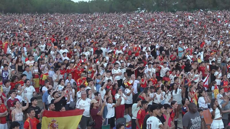 Pantalla gegant al F�rum de Barcelona per seguir la final del Mundial de futbol