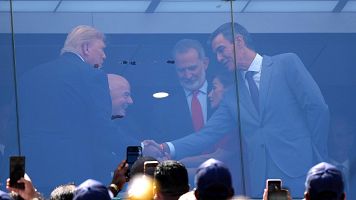 El presidente del Gobierno, Pedro S�nchez, acompa�ado de los reyes, saluda a Donald Trump