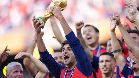 Ferran Torres levanta la Copa del Mundo
