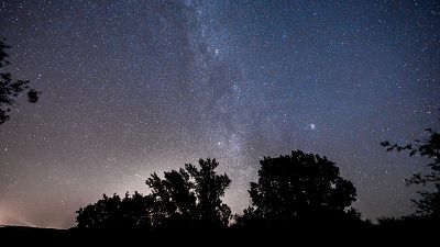 Planetas, lluvias de estrellas y 'perlas' de Luna: qué otros fenómenos observar en el eclipse solar