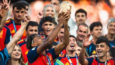 Lamine Yamal, levantando la Copa del Mundo 2026.