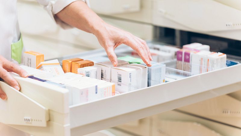 Farmac�utico sacando medicamentos de un caj�n