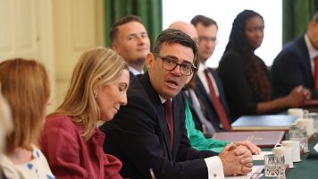 Burnham mantiene la primera reuni�n con su nuevo Gobierno, centrado en el "coste de vida"