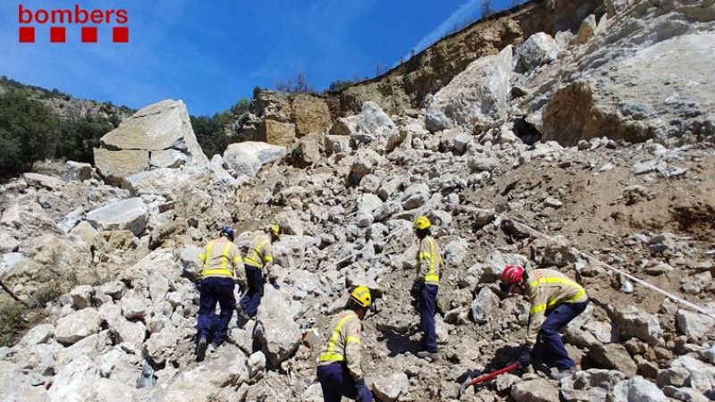 Hallan sin vida a los dos ocupantes del vehículo sepultado por el desprendimiento de rocas en Lleida