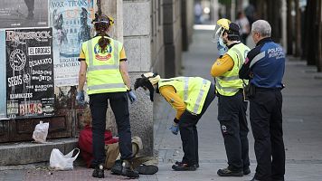 Tres trabajadores del Samur y un agente de polic�a municipial atienden a un sintecho en Madrid