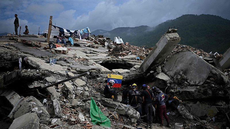 Venezuela sigue buscando a sus desaparecidos un mes después del doble terremoto que asoló La Guaira
