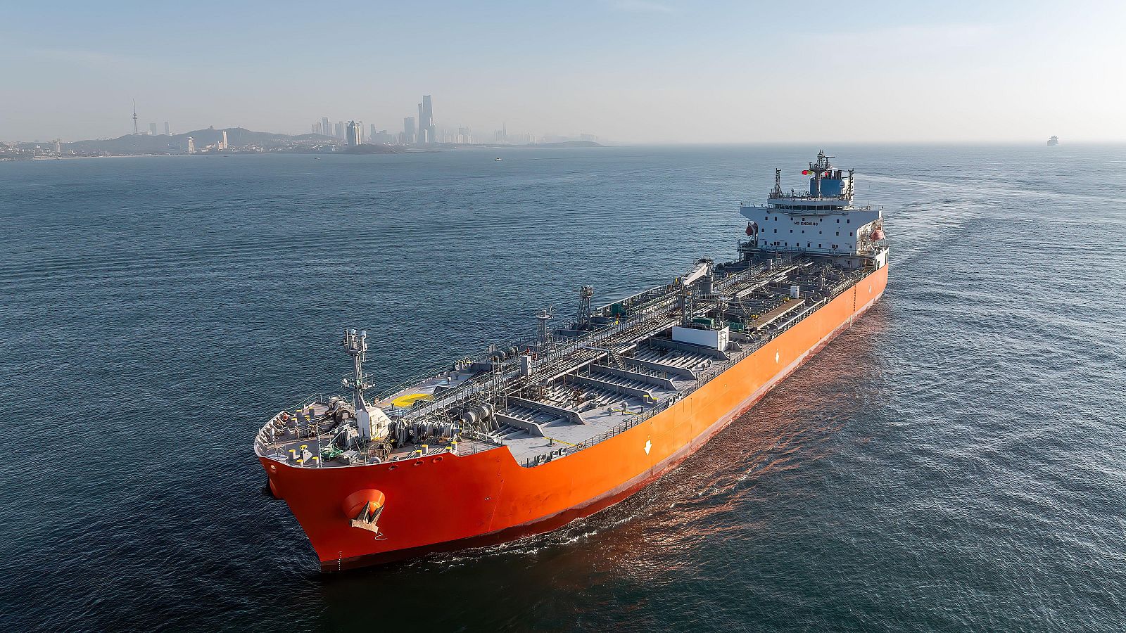 Un petrolero navega frente a la ciudad china de Qingdao