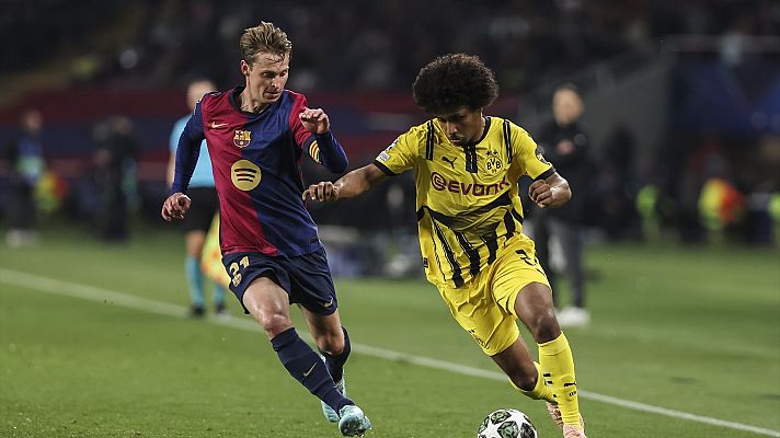 Karim Adeyemi, nuevo jugador del Bar�a, en un duelo con el que ser� su nuevo compa�ero, Frenkie de Jong