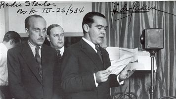 Federico Garc�a Lorca participando en una emisi�n de radio, en Argentina
