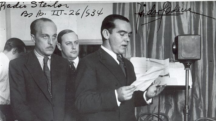 Federico Garc�a Lorca participando en una emisi�n de radio, en Argentina