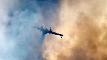 Un avi�n anfibio Canadair realiza una descarga de agua sobre un incendio forestal que arde en Pontev�s, en el sur de Francia.
