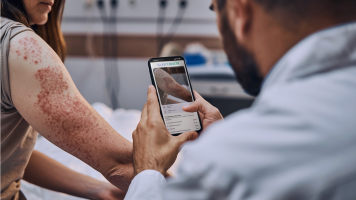 M�dico usando la plataforma Legit.Health para detectar enfermedades de la piel