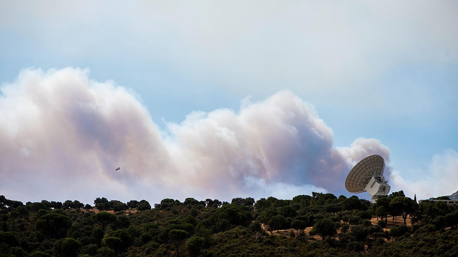 El incendio de Madrid obliga a desalojar el centro de seguimiento de la NASA en Robledo de Chavela | Ver ahora