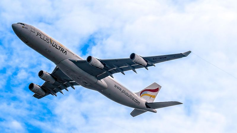 Airbus A340-300 avi�n de pasajeros de la aerol�nea Plus Ultra volando despu�s del despegue