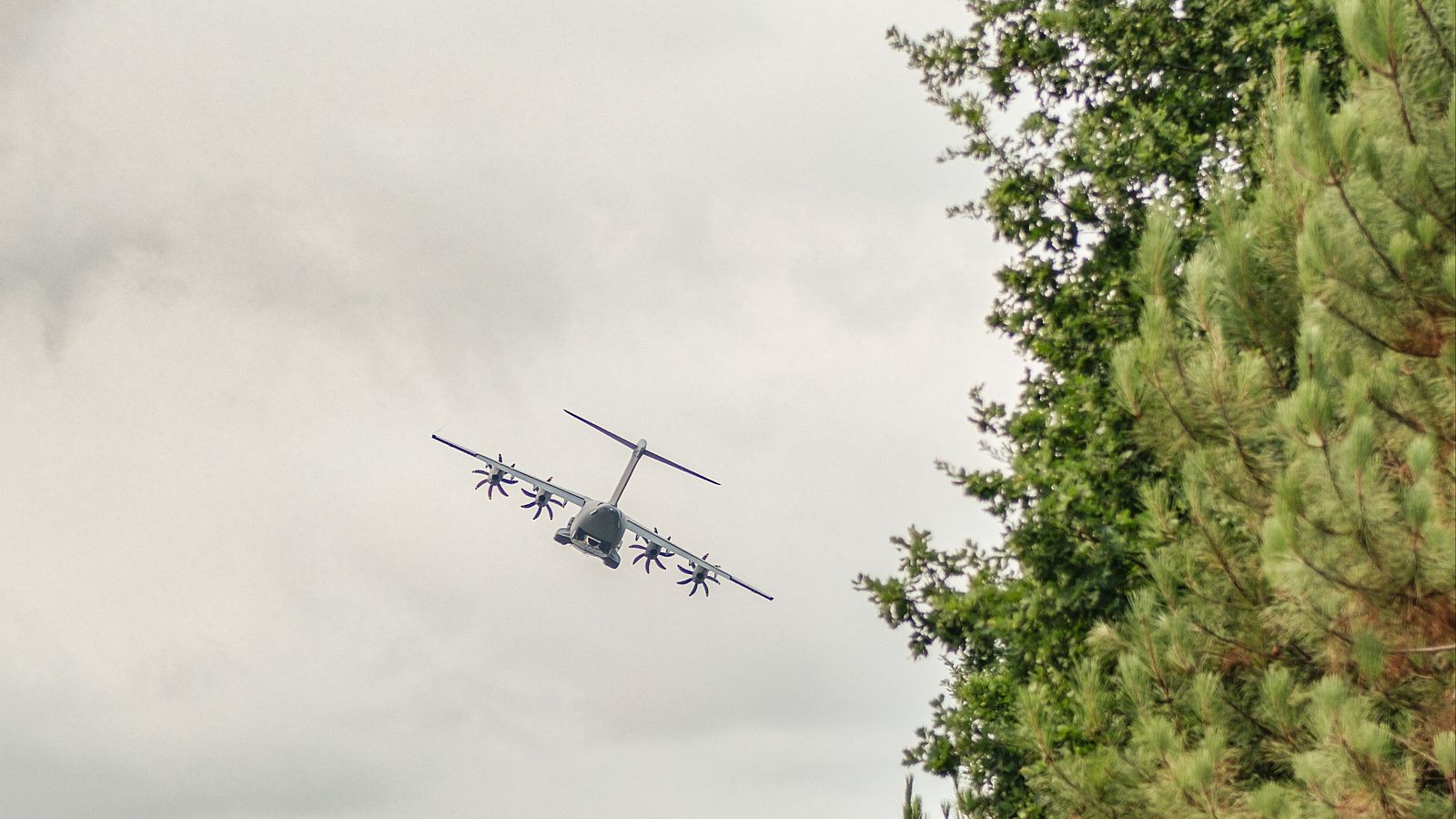 Un avión A400M Atlas equipado con sistema de extinción de incendios sobrevuela una carretera en la localidad de Lacanau, en el suroeste de Francia