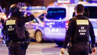 Agentes de polic�a y personal de seguridad trabajan cerca del lugar donde un veh�culo arroll� a la multitud que celebraba el D�a del Orgullo en Berl�n.