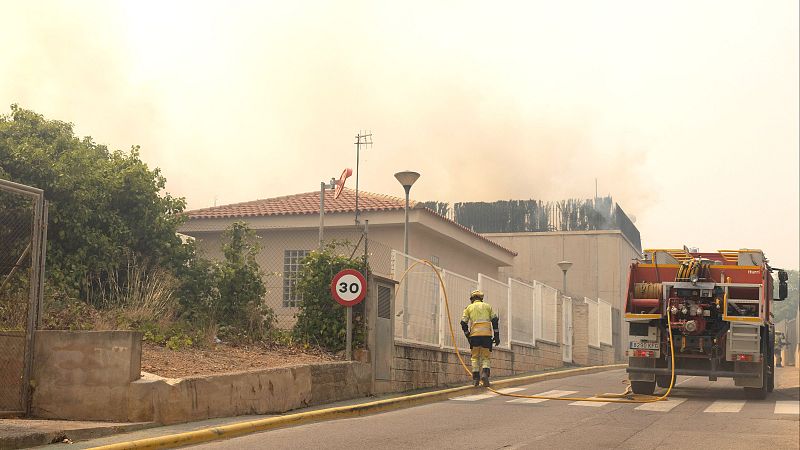 El incendio de Vall d'Uixò (Castellón) deja ya 16.000 desalojados: "Ha sido una noche horrible"