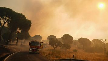 La UME asegura que el incendio entre Madrid y Ávila está contenido aunque mantiene "unas cabezas activas"