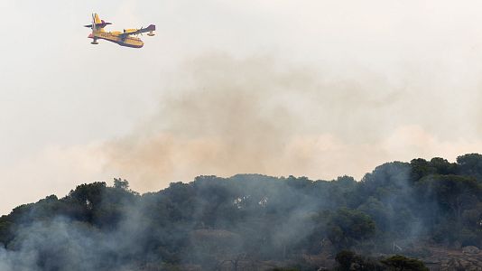 Uno de los aviones que trabaja en las labores de extinci�n de los incendios de Madrid y �vila (Eduardo Parra / Europa Press)