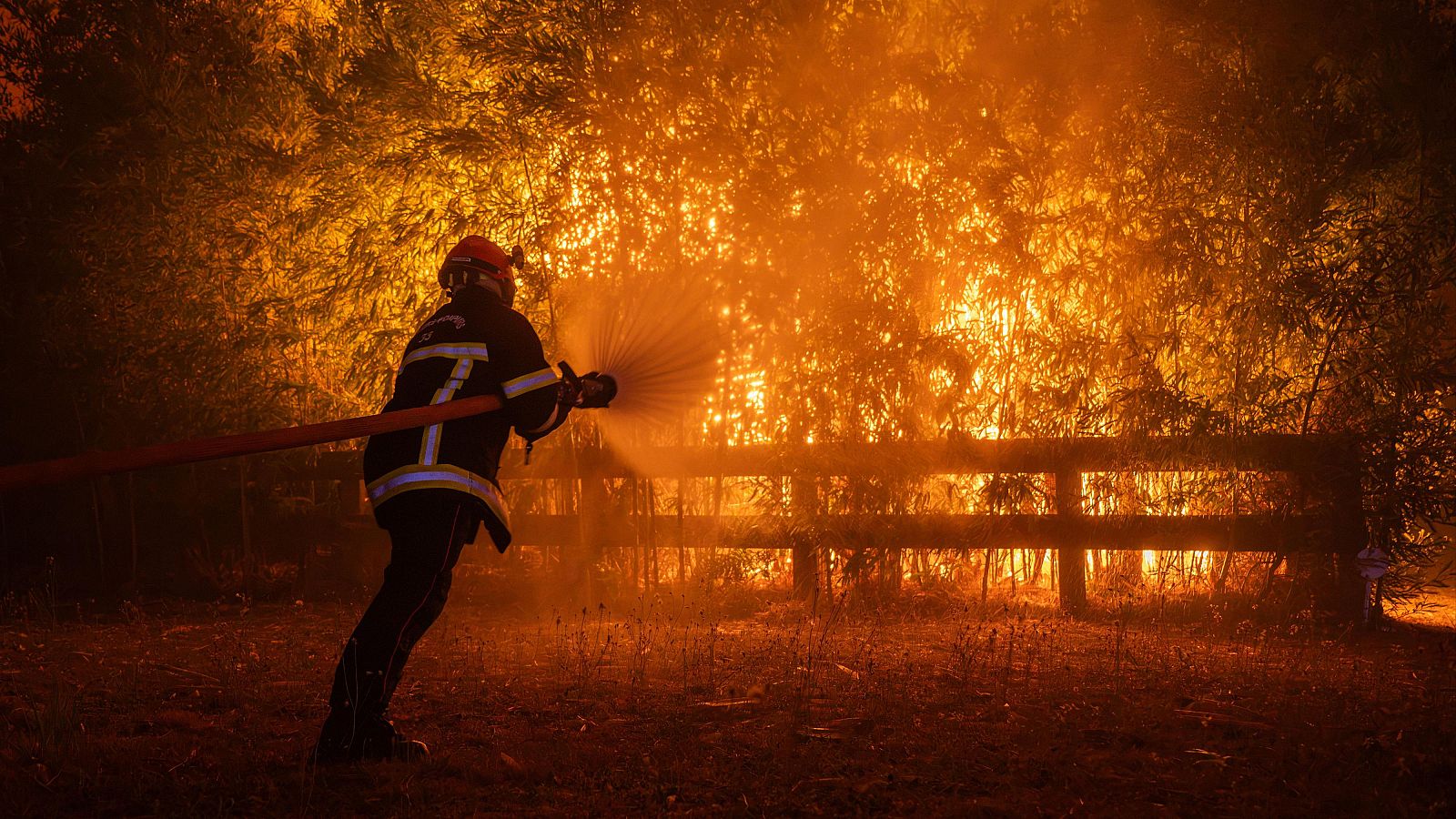 Un bombero combate el incendio forestal de Ares, en el suroeste de Francia