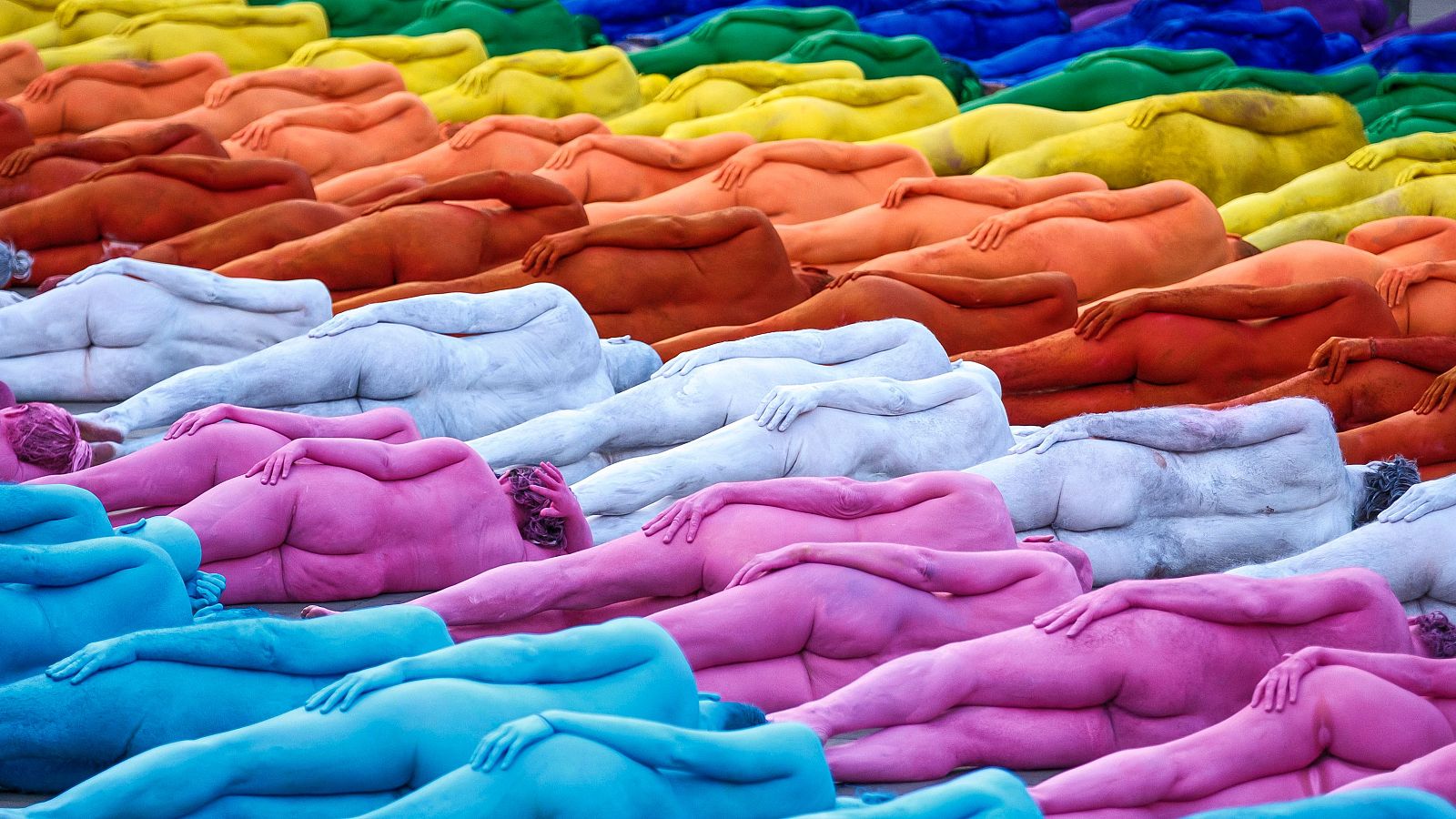 Instalación de Spencer Tunick en Las Palmas de Gran Canaria: cuerpos pintados de colores del arcoíris rinden homenaje a la comunidad LGTBI.
