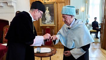 Peridis recoge un honoris causa de la UIMP al "humanismo con humor"